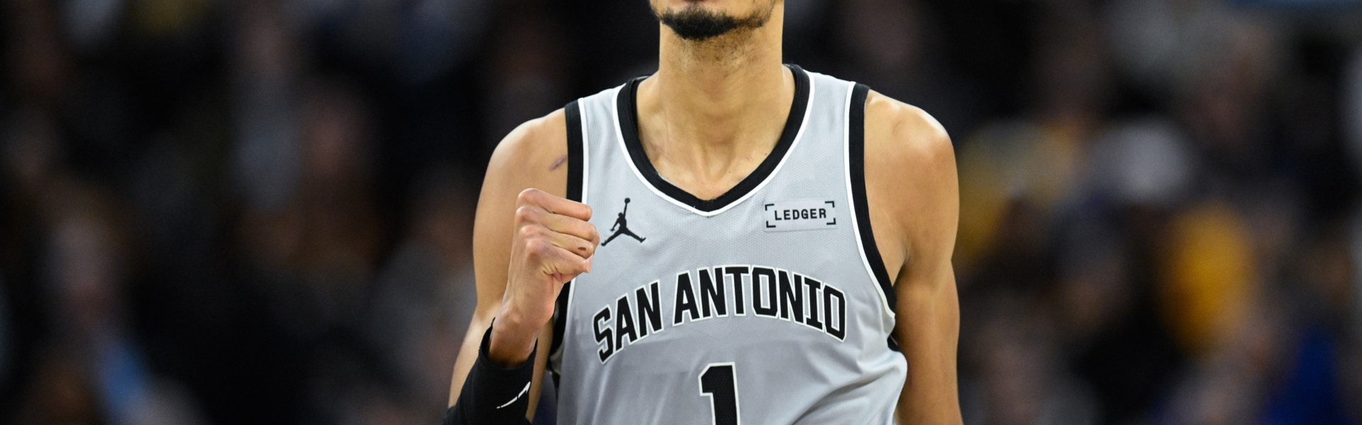 开云官网-解说：绿军进攻端各种牵制文班 但马刺证明了自己资源的均衡性