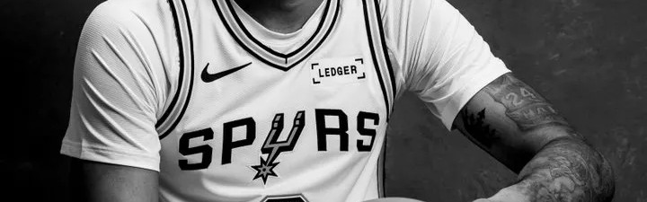 马刺官方晒照为迪伦-哈珀庆生：请写下你的生日祝福吧